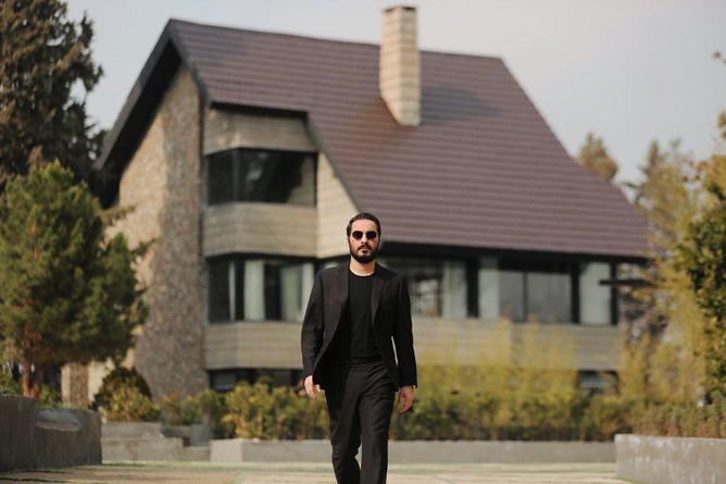 نوید محمدزاده درکنار یک ویلای لاکچری+ عکس