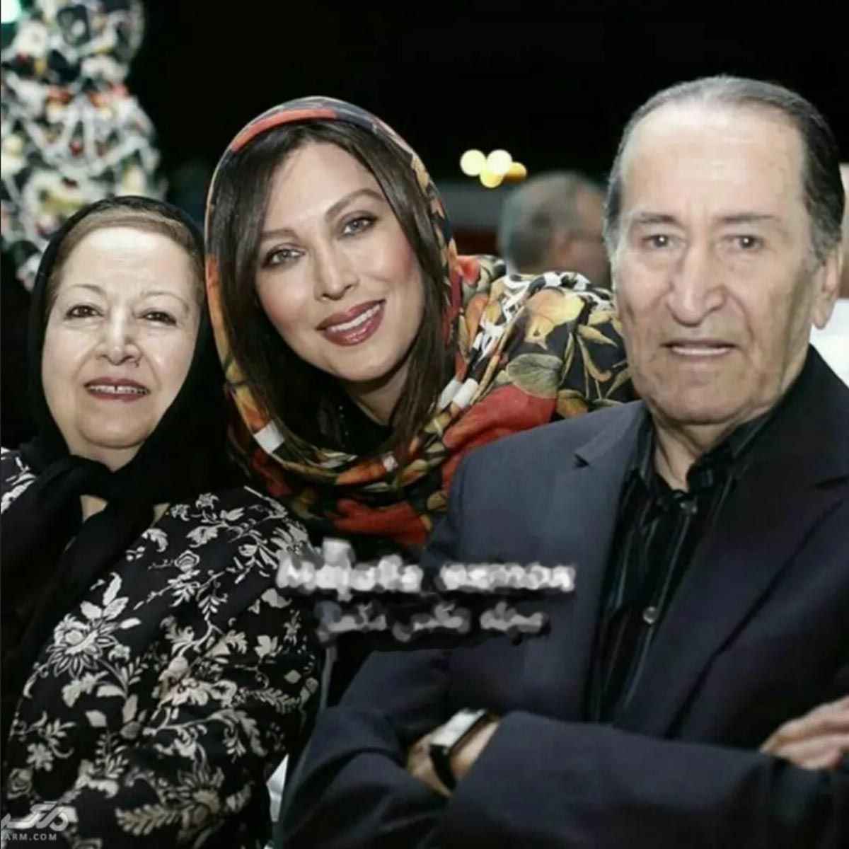 تصویر مهتاب کرامتی در کنار پدر و مادرش! تصویر مهتاب کرامتی در کنار پدر و مادرش!
