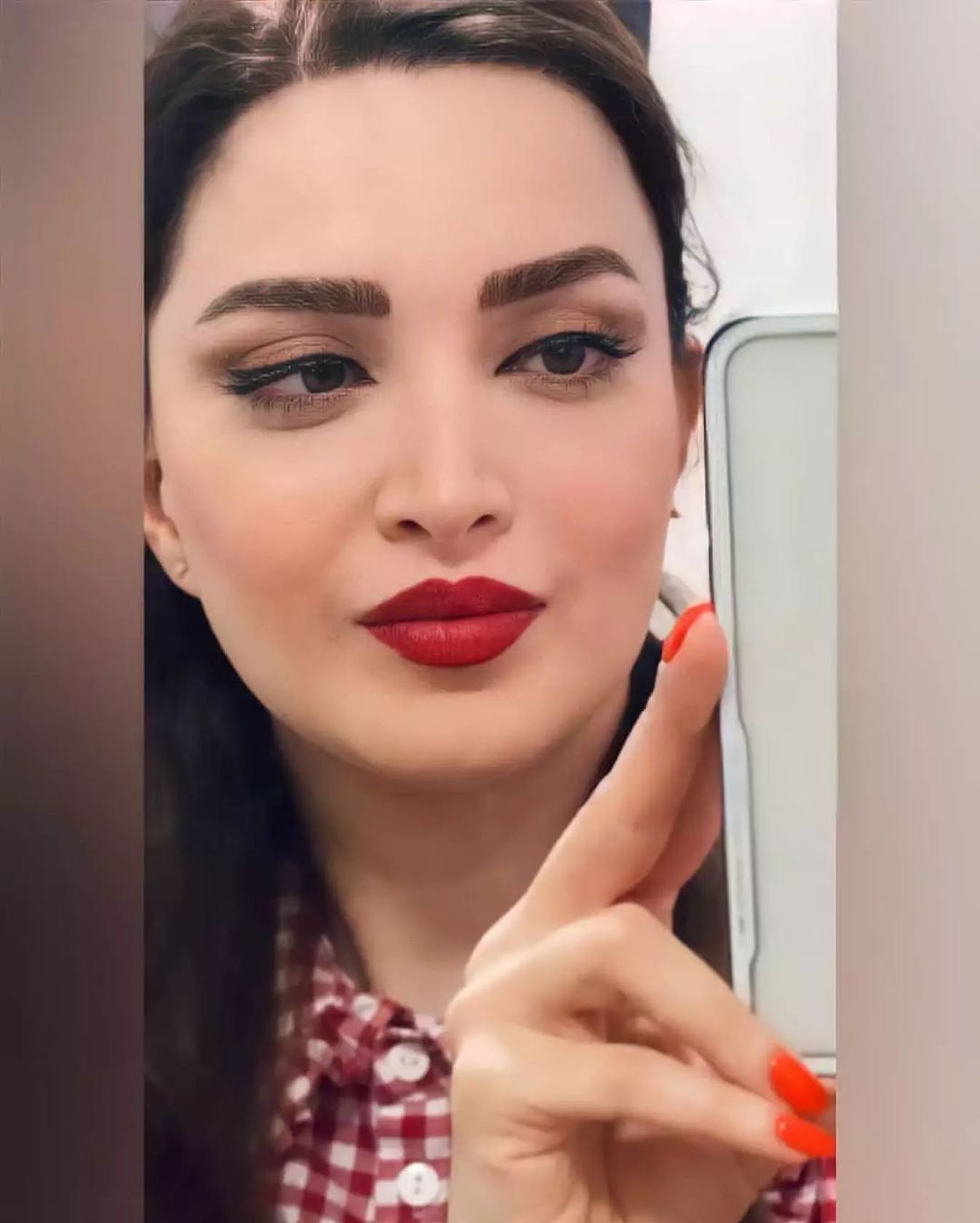 عکس خصوصی بهنوش طباطبایی با رژ لب و دامن قرمز