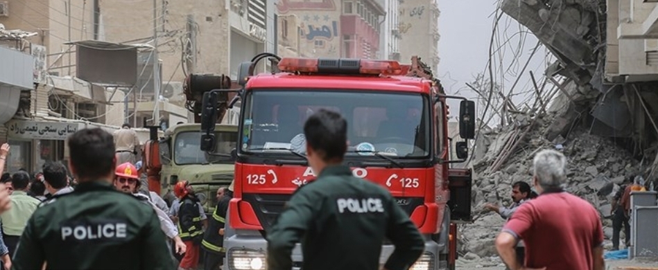 گرفتاری حداقل ۸۰ نفر زیر آوار در ساختمان گرفتاری حداقل ۸۰ نفر زیر آوار در ساختمان