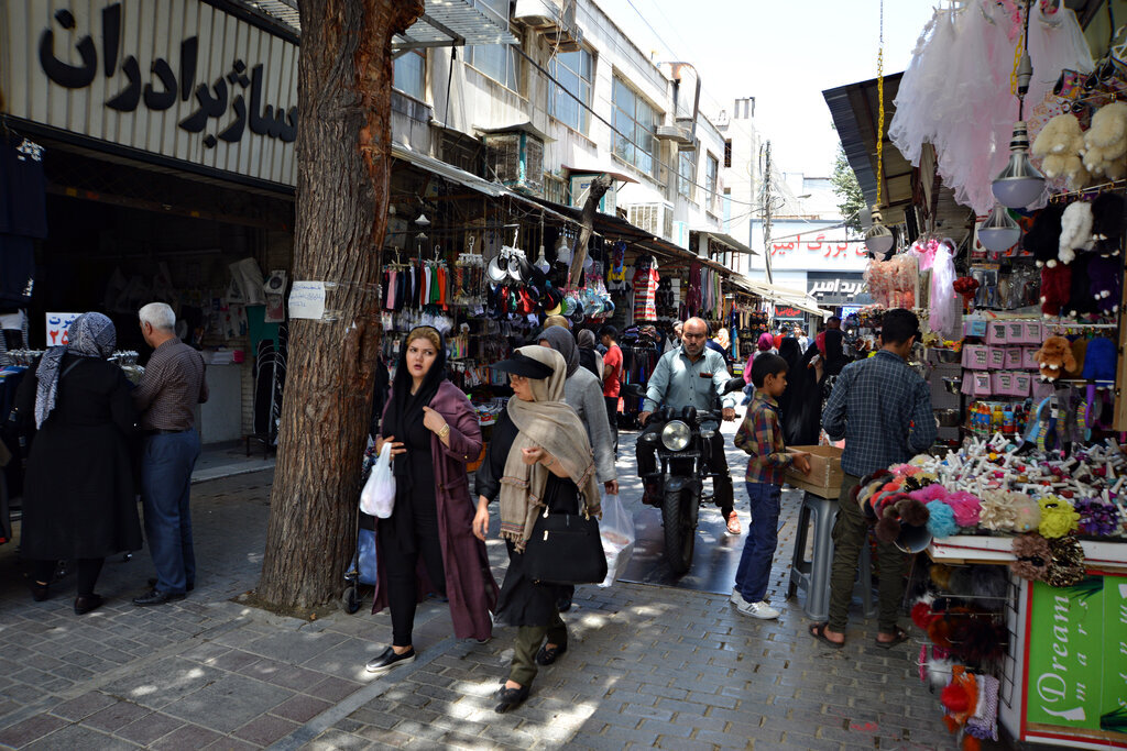 بازارهای پایتخت درگیر حاشیههای سیاسی بازارهای پایتخت درگیر حاشیههای سیاسی