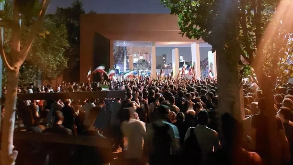 آقای رئیسی! در جریان حملات به دانشگاهها و بازداشت دانشجویان هستید؟ آقای رئیسی! در جریان حملات به دانشگاهها و بازداشت دانشجویان هستید؟