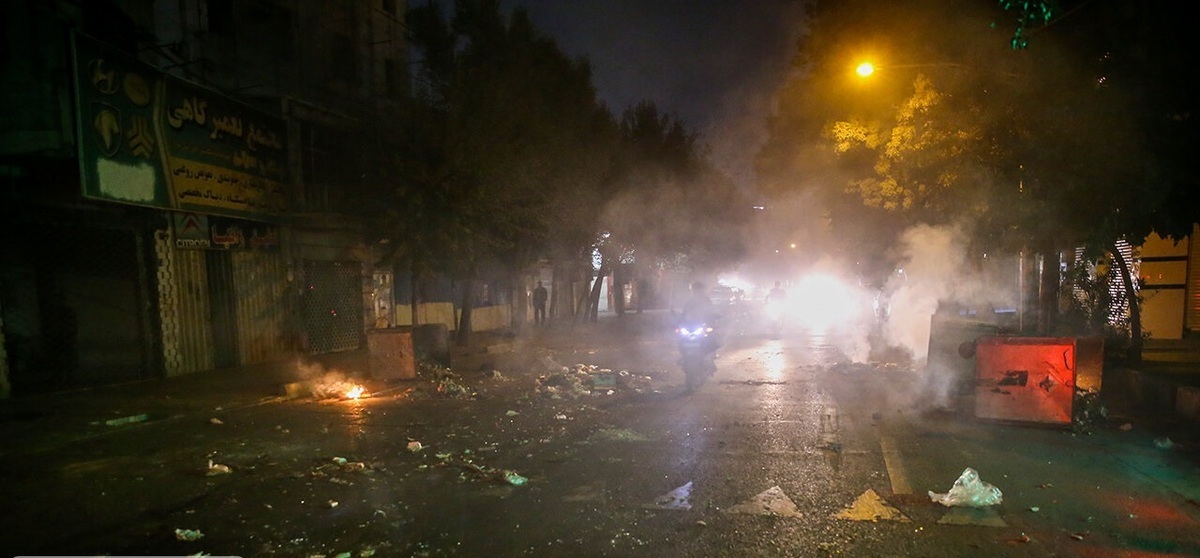 مردم دل پرخونی دارند؛ چرا فکر میکنید همه چیز محصول جنگ رسانهای دشمن است؟ مردم دل پرخونی دارند؛ چرا فکر میکنید همه چیز محصول جنگ رسانهای دشمن است؟