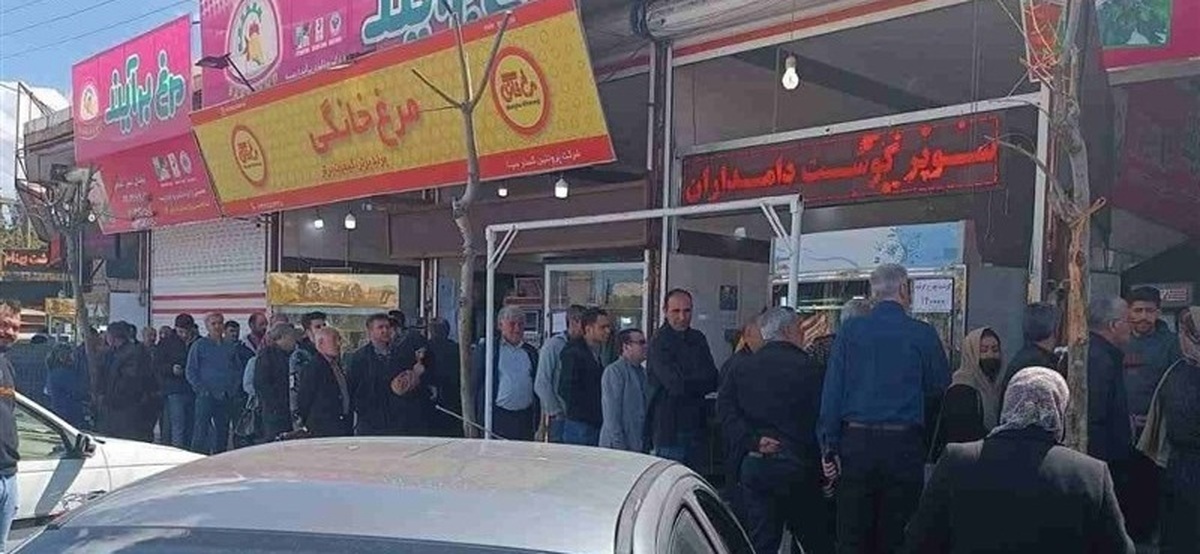 سرگردانی مردم در صف خرید مرغ سرگردانی مردم در صف خرید مرغ