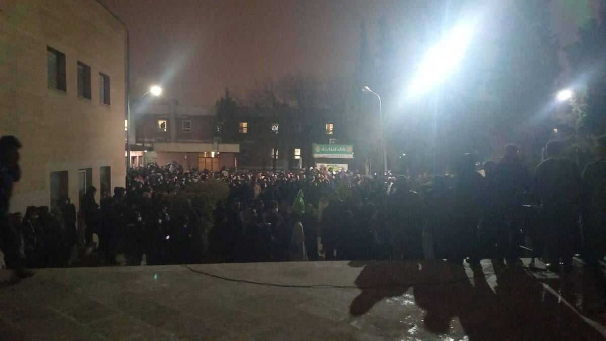 به تنش کشیده شدن تجمع شبانه کوی دانشگاه/فیلم به تنش کشیده شدن تجمع شبانه کوی دانشگاه/فیلم