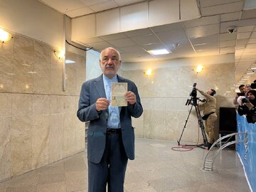 حسن کامران، کاندیدای ریاست جمهوری شد /مثل اینکه اوضاع شما خبرنگاران کساد است /«وحدت و عدالت» شعار دولتم است +عکس حسن کامران، کاندیدای ریاست جمهوری شد /مثل اینکه اوضاع شما خبرنگاران کساد است /«وحدت و عدالت» شعار دولتم است +عکس