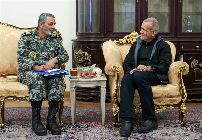 فرمانده کل ارتش به دیدار مسعود پزشکیان رفت