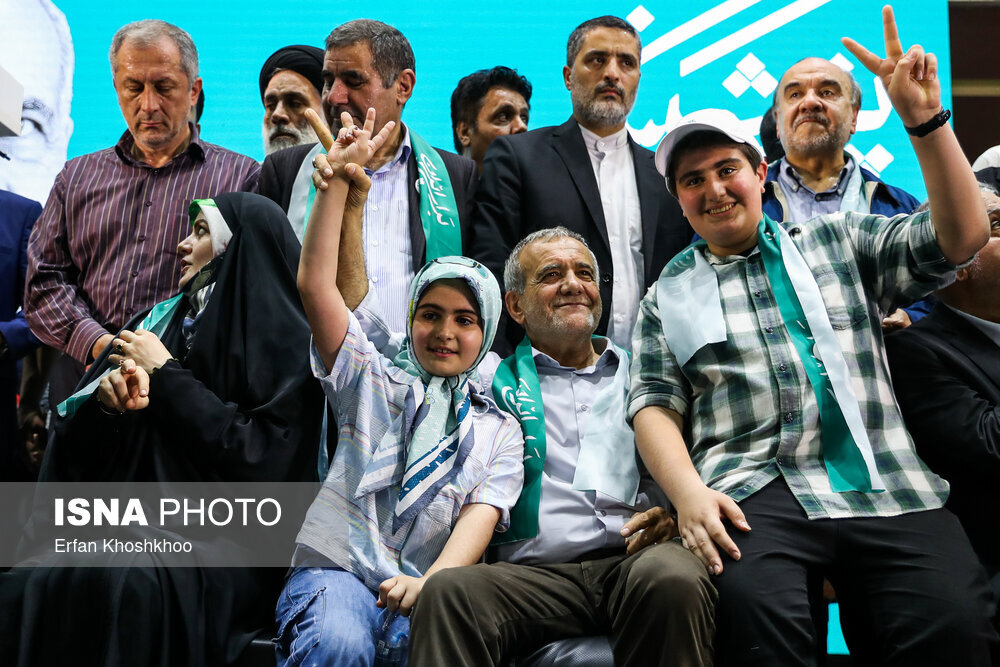 ژست جالب مسعود پزشکیان و دو نوه‌اش