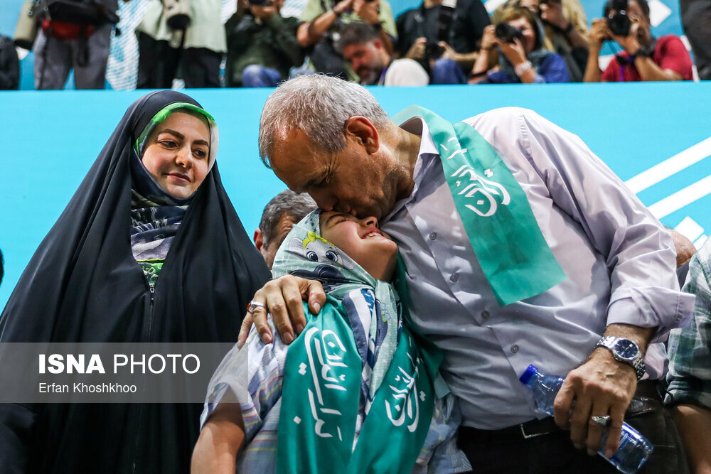 ژست جالب مسعود پزشکیان و دو نوه‌اش