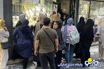 صفهای طویل برای خرید طلا؛ شبکههای اجتماعی مردم را راهی بازار طلا کردند/ ماجرای ۱۳ صفر چه بود؟ صفهای طویل برای خرید طلا؛ شبکههای اجتماعی مردم را راهی بازار طلا کردند/ ماجرای ۱۳ صفر چه بود؟