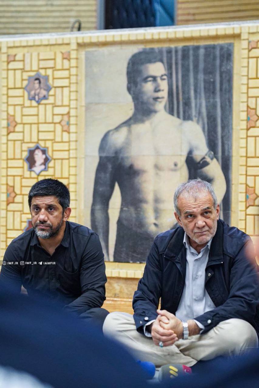 دورهمی نه چندان دوستانه پزشکیان و دبیر زیر عکس آقا تختی