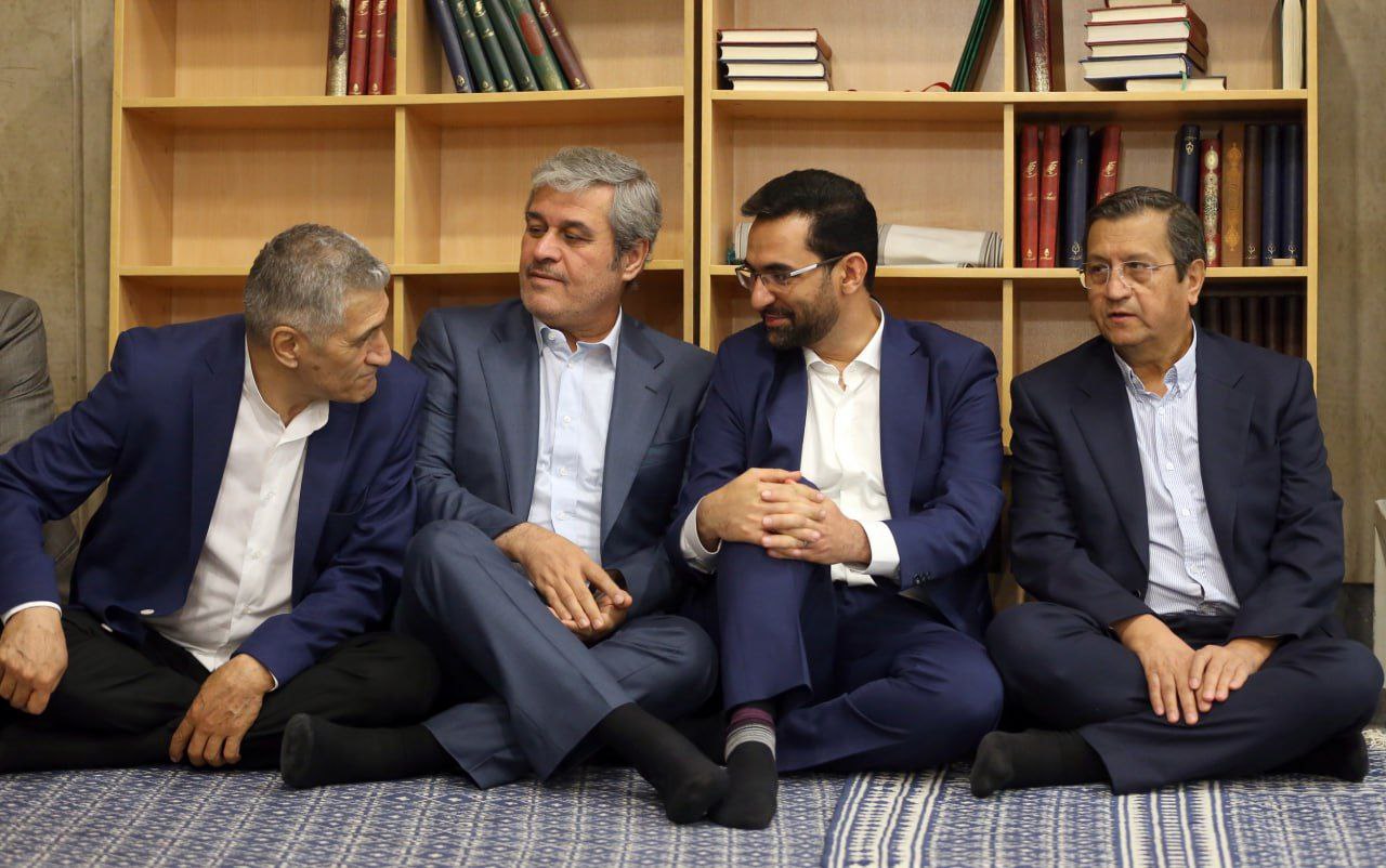 تصویری از حامی دوآتشه پزشکیان در مراسم تنفیذ