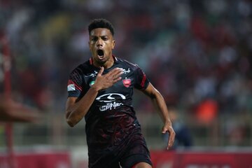 عقدنامه را که امضا کردم بعد با پرسپولیس قرارداد بستم عقدنامه را که امضا کردم بعد با پرسپولیس قرارداد بستم