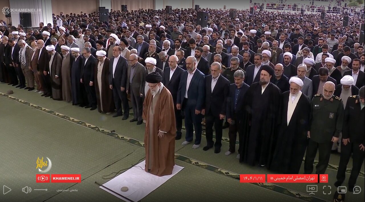 عکسی از پزشکیان، سیدحسن خمینی، عراقچی، سردار سلامی و قالیباف در صف اول نماز عید فطر به امامت رهبر انقلاب