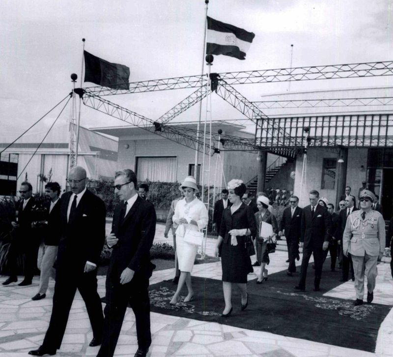 عکس | تونل زمان؛ استقبال «شاه و فرح» از ظاهرشاه و همسرش ملکه حمیرا در سال ۱۳۴۲