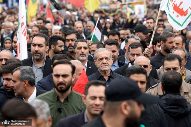 پزشکیان در اجتماع راهپیمایان روز جهانی قدس: حامیان رژیم صهیونیستی باید پاسخگوی جنایات این رژیم تروریست باشند/ ماهیت رفتار رژیم صهیونیستی و آنها که از این رژیم جنایتکار طرفداری می‌کنند، جز جنایت و وحشی‌گری و زیر پا گذاشتن اصول انسانی چیز دیگری نیست