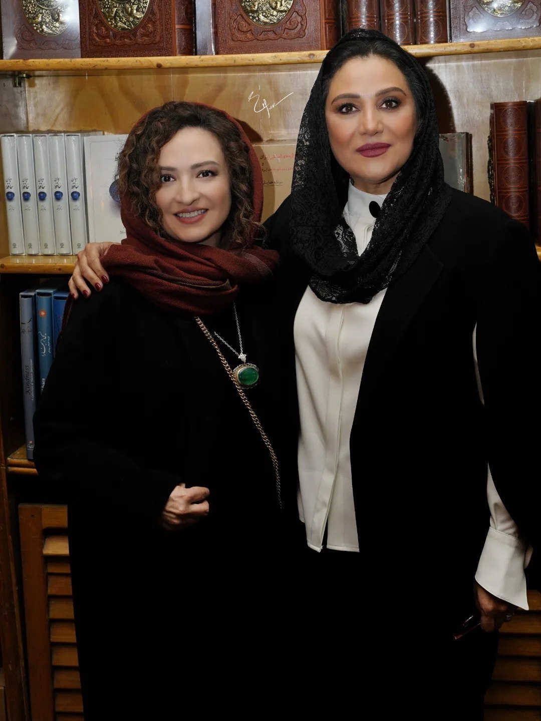 (عکس) گلاره عباسی با استایل خاص و گردنبند زمردین در رونمایی از کتاب شبنم مقدمی (عکس) گلاره عباسی با استایل خاص و گردنبند زمردین در رونمایی از کتاب شبنم مقدمی