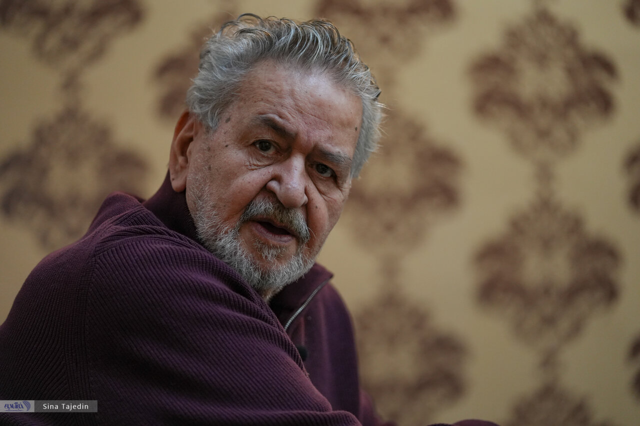 به درویش نمره عالی نمی‌دهم ولی نمره‌اش بد هم نیست؛ او فکر می‌کند برای همه‌چیز باید از پروین کمک بگیرد!