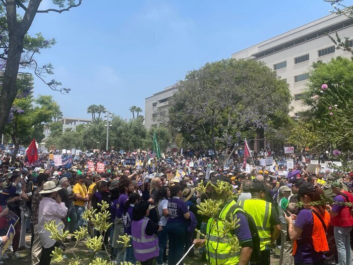 اعزام ۷۰۰ تفنگدار نیروی دریایی و ۲۰۰۰ عضو گارد ملی به لسآنجلس/ترامپ اگر آنها تف کنند،ما آنها را خواهیم زد!/بازداشت ۲۴ نفر در برج ترامپ/مردم در وحشت