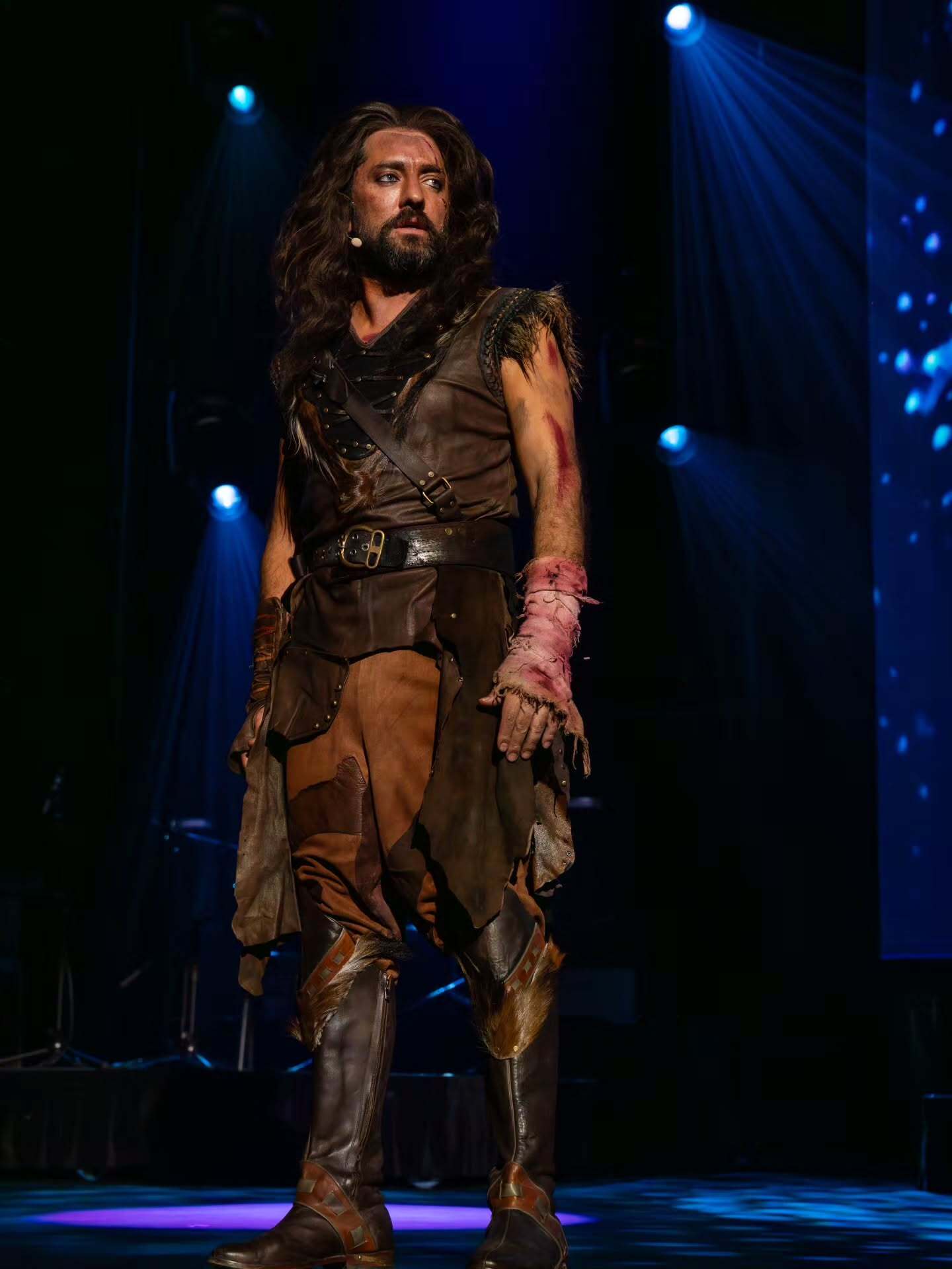 بهرام رادان، بازیگر و هنرمند مطرح سینمای ایران در اجرای نمایش سی صد