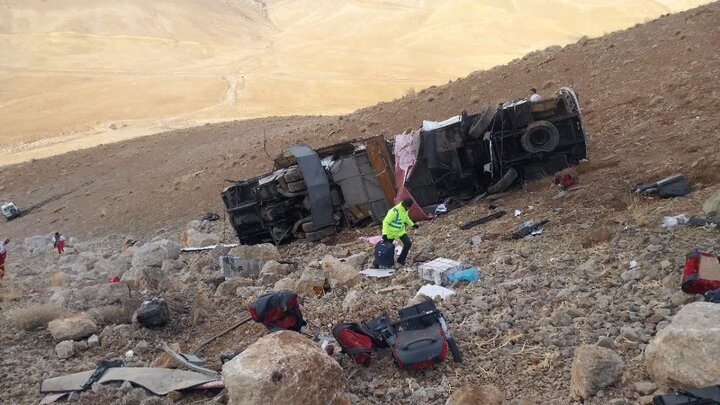 مشخص شدن علت واژگونی اتوبوس تهران–یاسوج در سمیرم؛ پلیس راه: عدم توانایی راننده در کنترل وسیله نقلیه، علت اصلی وقوع حادثه بوده / مسیر از نظر فنی و شرایط جوی هیچ مشکلی نداشته