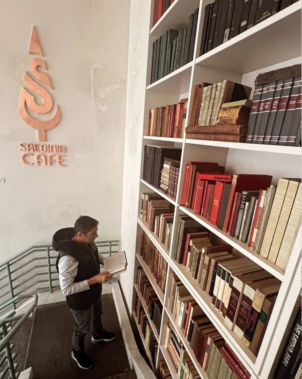 عکس از کتابخوانی وحید هاشمیان